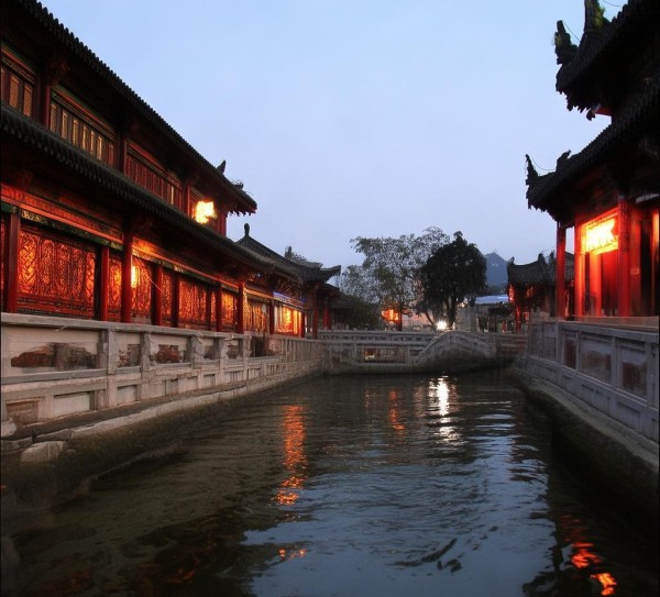 洛阳商贸学院，学术与实践并重，成就似火