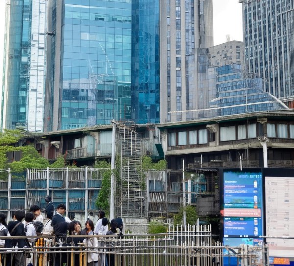 商贸服务学校附近的机遇与挑战